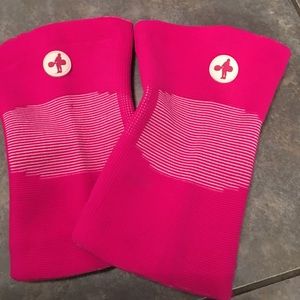 Hook grip brand knee sleeves